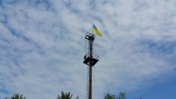 Патріоти традиційно вивісили Державний прапор на старій радіовежі біля Великого Березного (ФОТО)