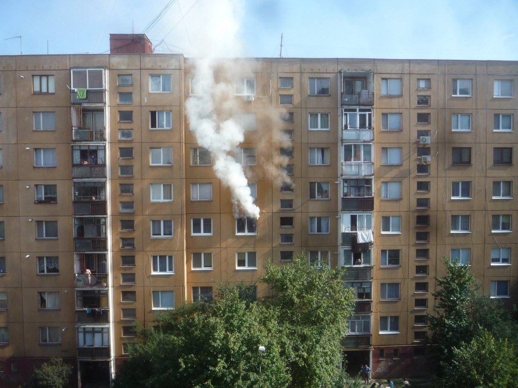 В Ужгороді горіла квартира в багатоповерхівці (ФОТО, ВІДЕО)