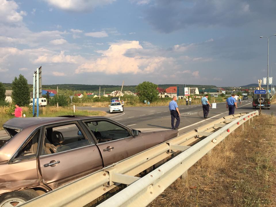 Під Ужгородом на трасі Київ-Чоп "Мерседес Спринтер" врізався в "Ауді" (ФОТО)