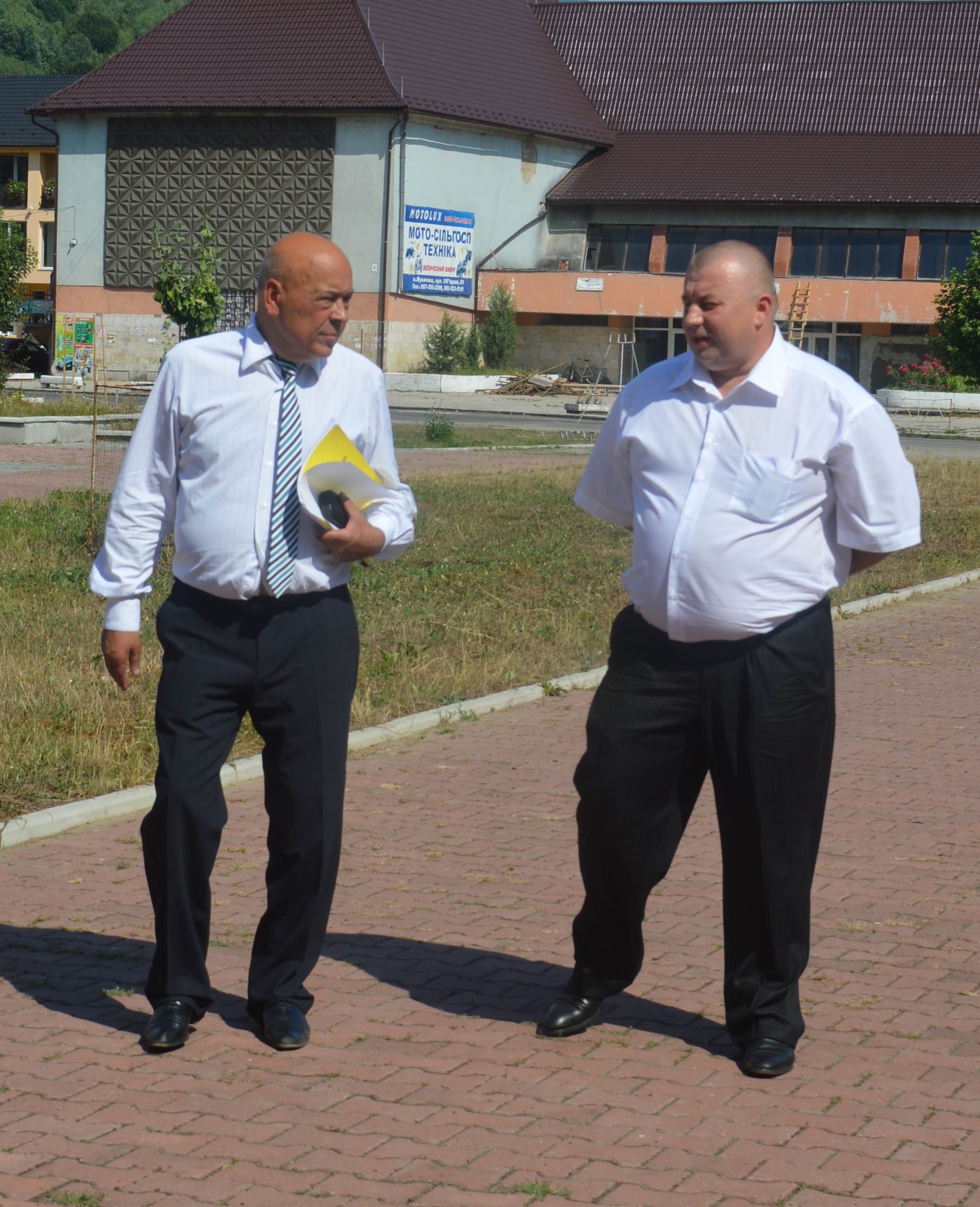 Голова Великоберезнянської РДА Василь Симочко у власному кабінеті побив чоловіка підлеглої