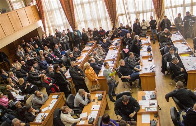 Ужгородців знову скликають під міськраду запобігти "дерибану" міського майна на сесії