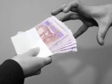"Волонтерку" з Умані, яка ошукала 125 людей на 3,5 млн грн, затримали на Закарпатті