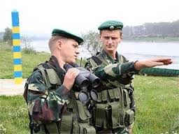 На Закарпатті прикордонники з пострілами та службовим собакою наздоганяли чотирьох нелегалів