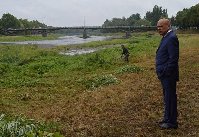 В Ужгороді під розчищення русла пошкоджують дамби набережних