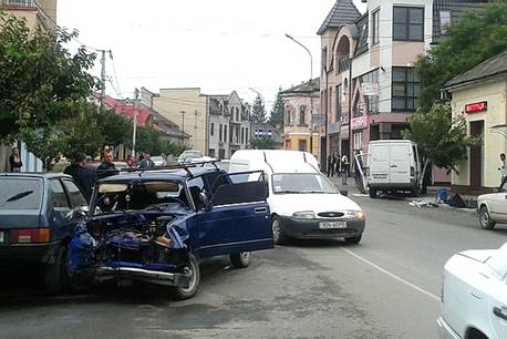 У Хусті внаслідок ДТП в реанімації помер 19-річний водій (ФОТО)