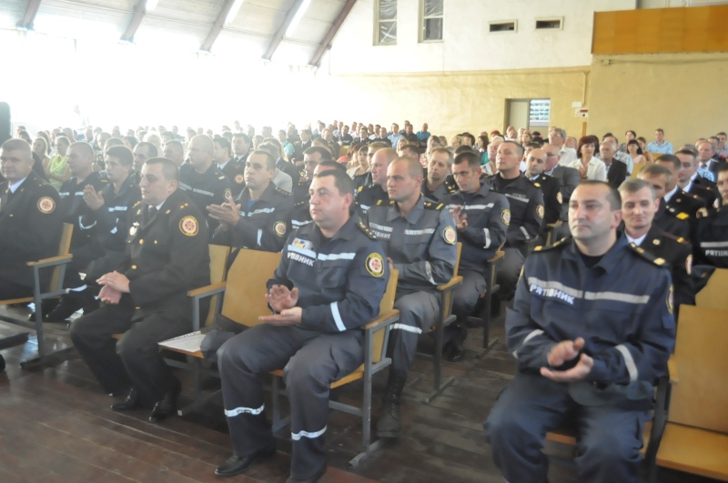 З нагоди Дня рятівника в Ужгороді після освячення храма-каплиці рятувальники демонстрували техніку та майстерність (ФОТО)