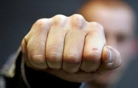 На вокзалі в Ужгороді двоє нападників відібрали у монтера колії гроші й телефон, спочатку ще й побивши