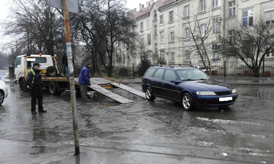 ФОТОФАКТ. Поліцейські прибрали евакуатором авто, неправильно припарковане біля залізничного вокзалу