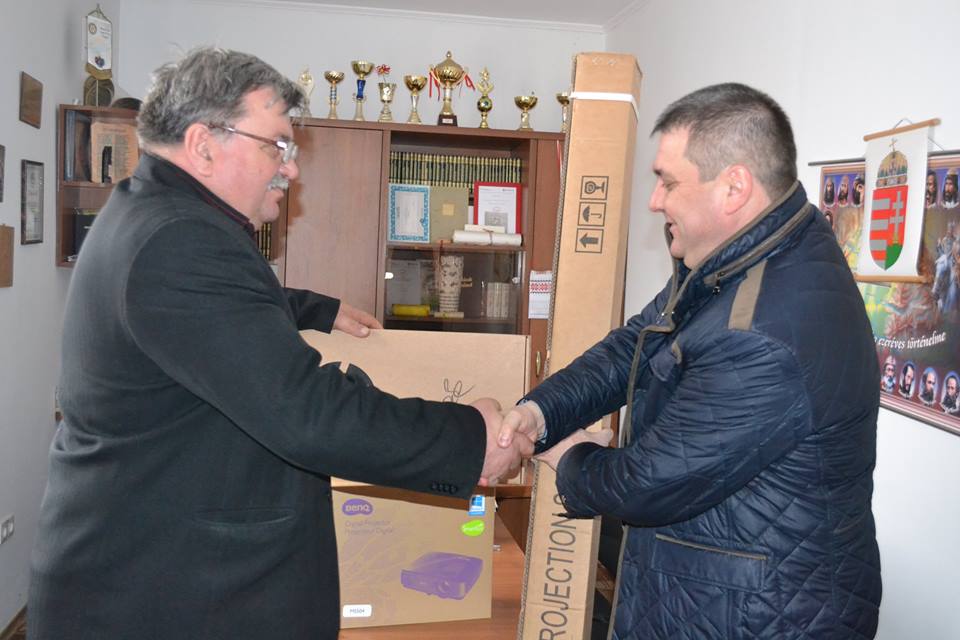 На Берегівщині у навчальні заклади придбали мультимедійні комплекси (ФОТО)