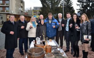 Різдвяні святкування в Тячеві пройшли з традиційними вертепом, колядою та "Червеним вином" (ФОТО)