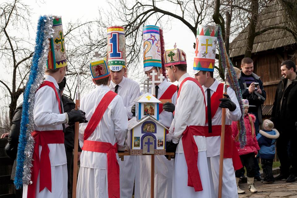 13 гуртів у скансені на фестивалі в Ужгороді представлять національне та етнічне колядове розмаїття (ВІДЕО)