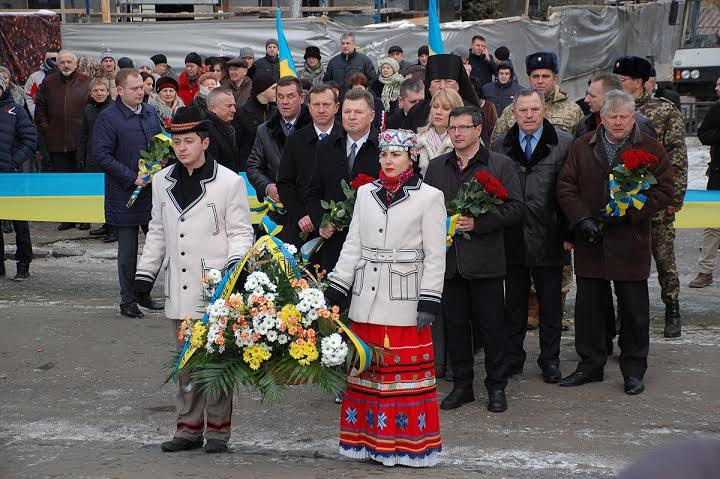 До Дня Соборності на площі Народній в Ужгороді розгорнули 100-метровий прапор України (ФОТО)