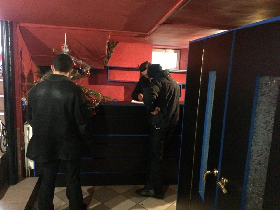 У Мукачеві патрульні поліцейські виявили ще один незаконний заклад грального бізнесу (ФОТО)