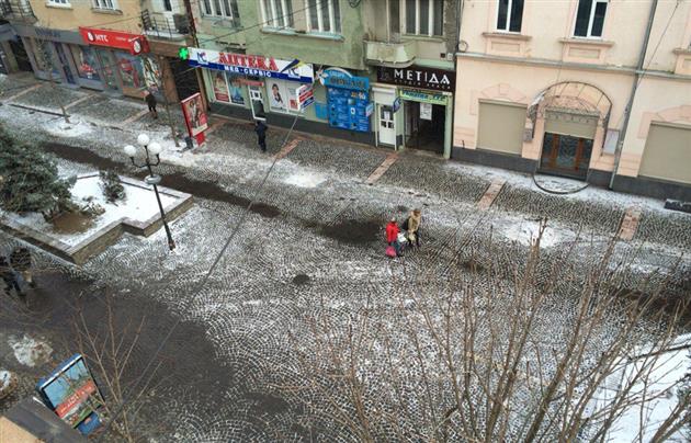 У Мукачеві муніципальна поліція "зачистила" пішохідний центр від транспорту (ФОТО)