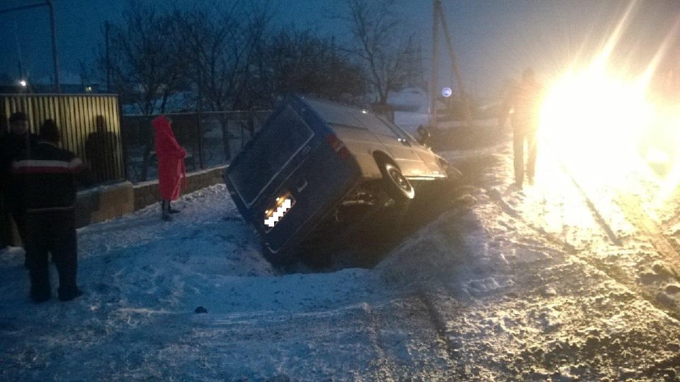 У Ракошині через п'яного водія зіткнулися БМВ та мікроавтобус "Форд" (ФОТО)