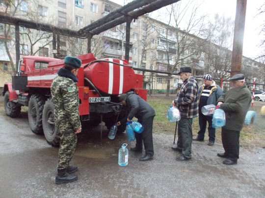 У Чопі прикордонники другий день поспіль розвозять спецавтомобілем питну воду для містян (ФОТО)