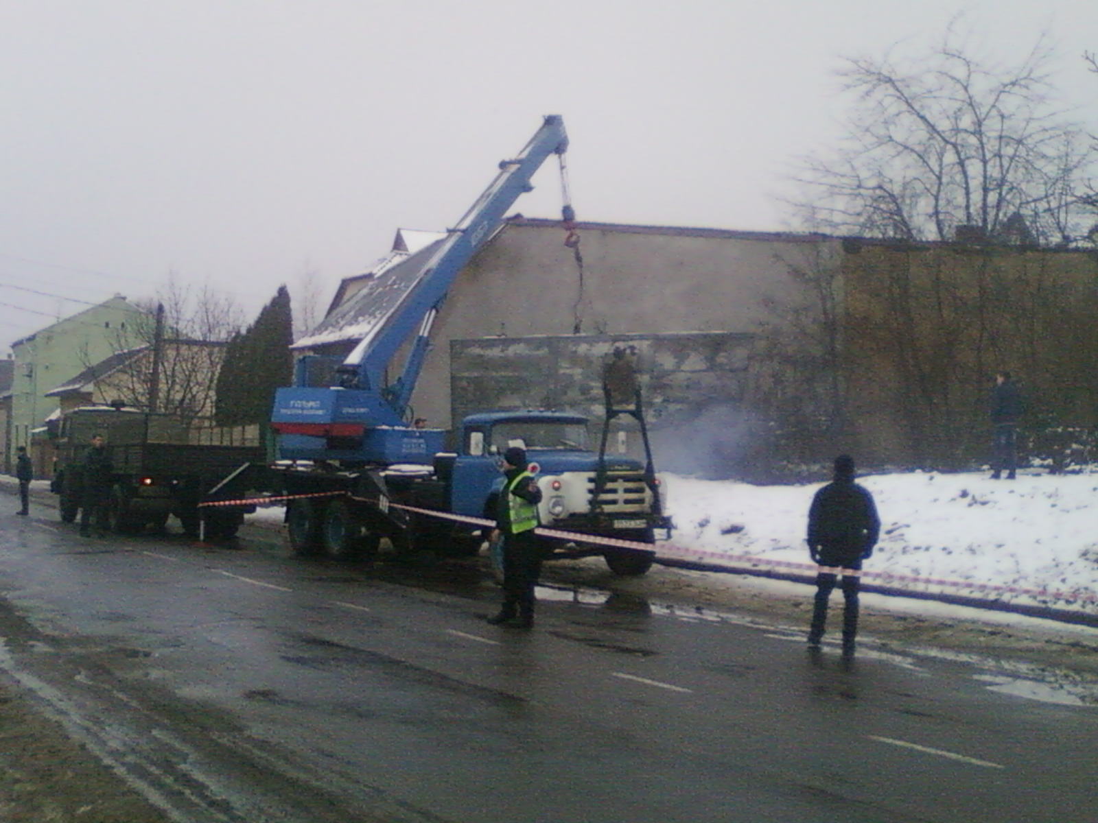В Ужгороді демонтували великий незаконний білборд (ФОТО)