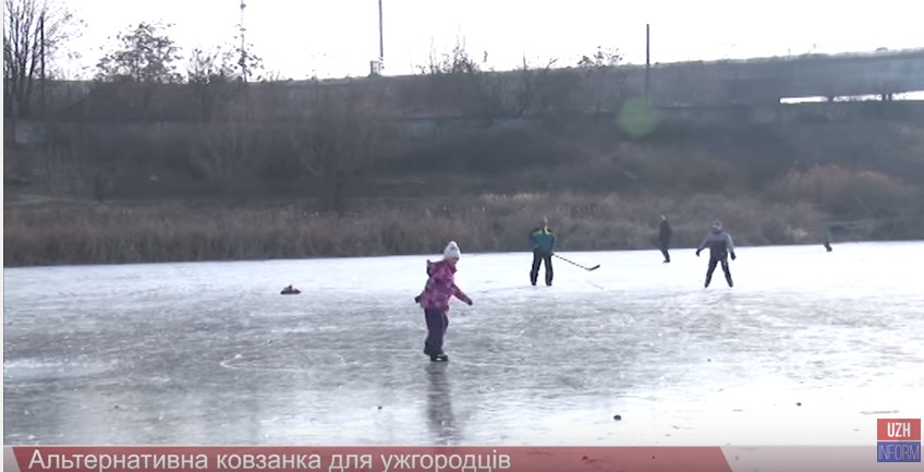 Ужгородці разом із дітьми виходять на альтернативну природню ковзанку на "Кірпічці" (ВІДЕО)