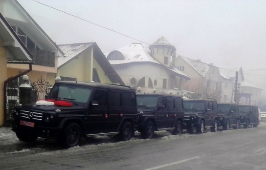 ФОТОФАКТ. Кортеж циганського весілля у Рахові склали 5 Mercedes-Benz Gelandewagen