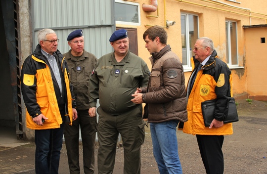 Австрійські благочинці з "Полум’я миру" подарували закарпатським медикам "швидкої" спецодяг (ФОТО, ВІДЕО)