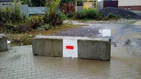 На вулиці Драгоманова в Ужгороді вчергове демонтували самовільно встановлені блоки, які обмежували рух (ФОТО)