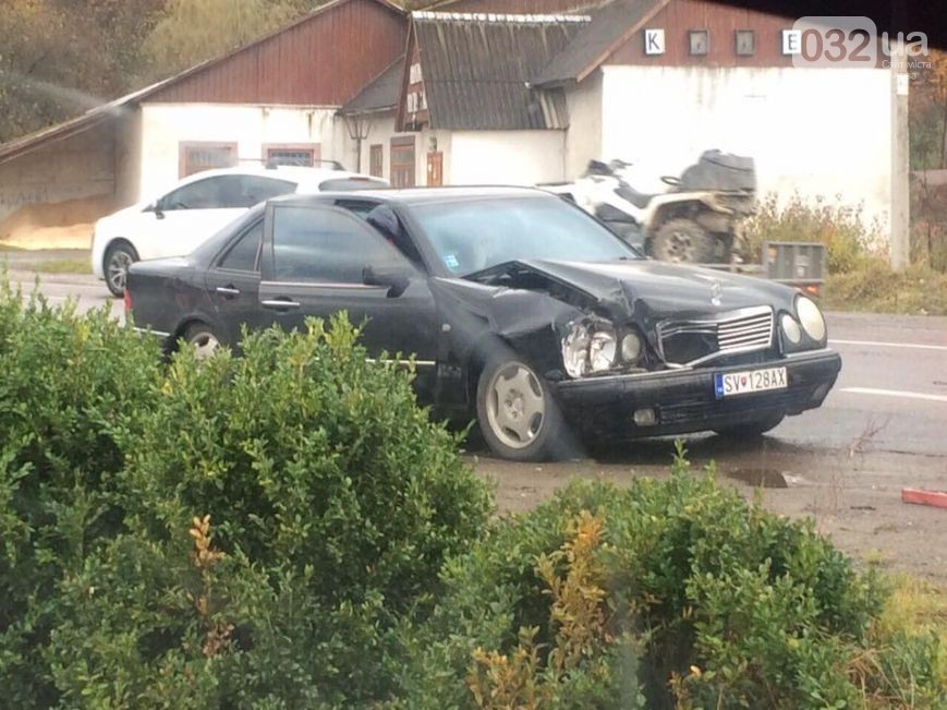 На Львівщині "словацький" "Мерседес" в'їхав під закарпатську фуру тієї ж марки (ФОТО)