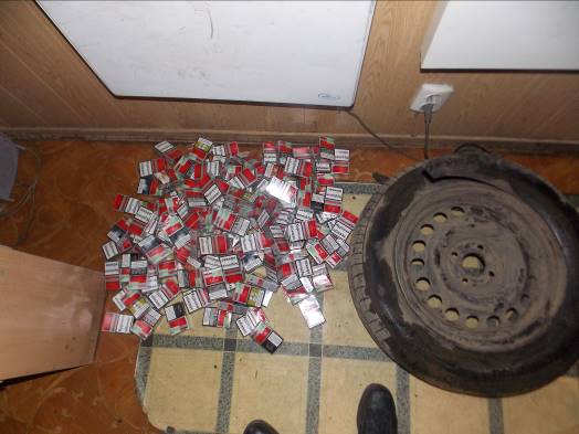 У ПП "Ужгород" перепинили водія, що намагався вивезти до Словаччини 180 пачок "Прими" у запасному колесі (ФОТО)