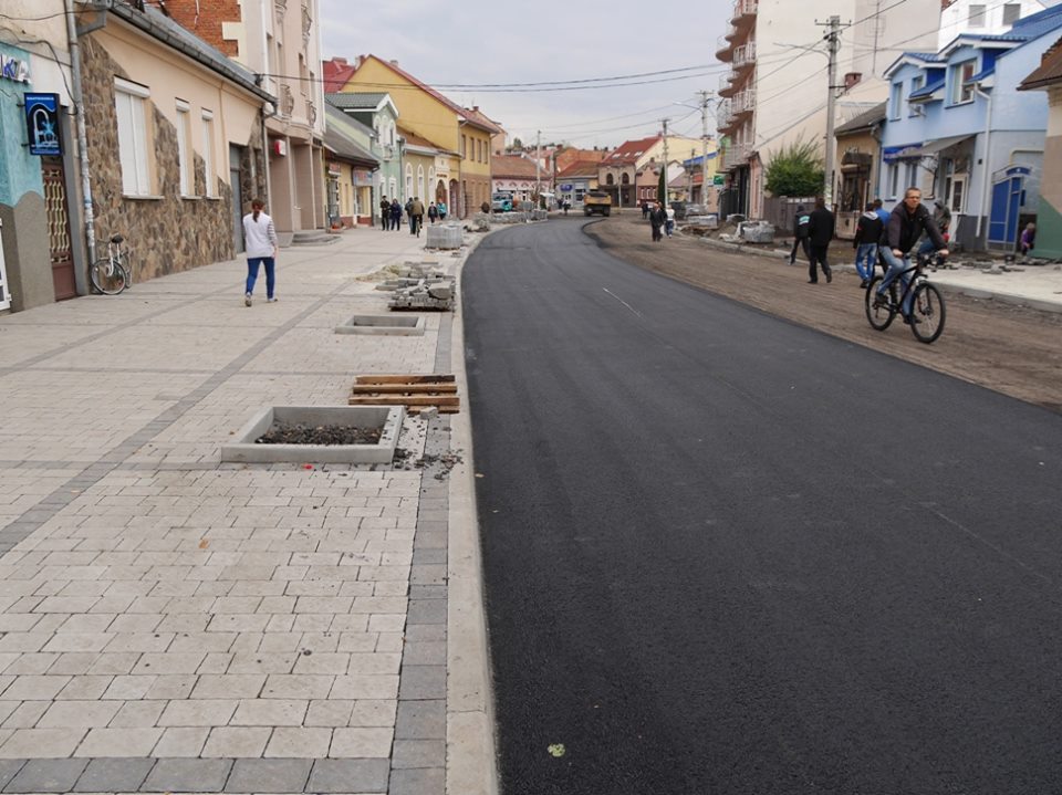 В Ужгороді фахівці від влади визнали незадовільним капремонт внутрішньоквартальної території на вулиці Грушевського