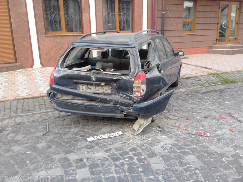 Удосвіта у Виноградові невідоме авто розтрощило припарковану на узбіччі автівку й поїхало геть (ФОТО)