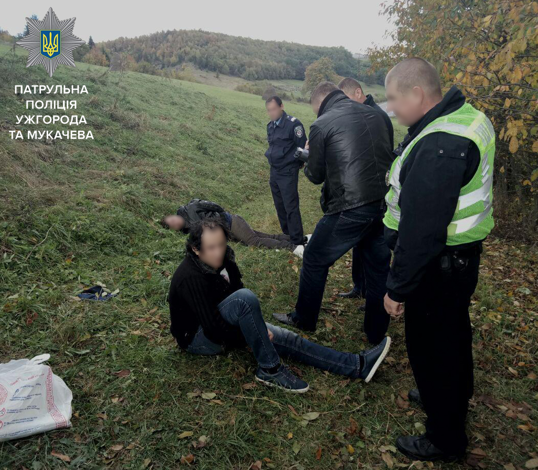 На Закарпатті патрульні поліцейські, затримуючи розшукуваних за грабіж, застосували зброю