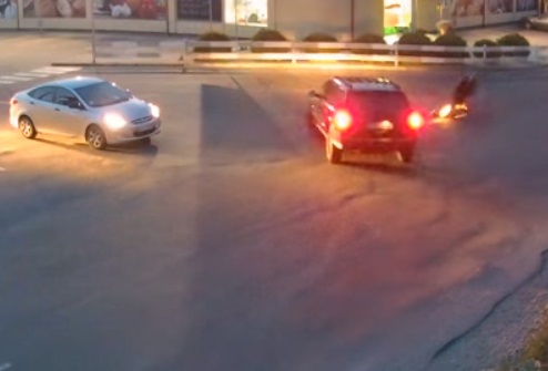 У Виноградові мотоцикл на швидкості влетів під позашляховик (ВІДЕО)