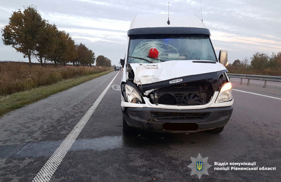 Закарпатець на бусі "Mercedes" на Рівненщині збив двох пішоходів, один з яких загинув (ФОТО)