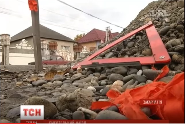 У Підвиноградові готуються до поховання одразу трьох жительок, яких убив 78-річний священик за кермом (ВІДЕО)