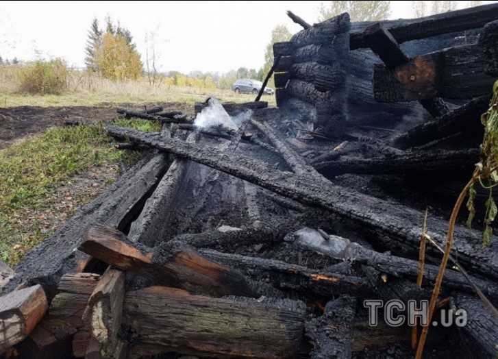У Національному музеї народної архітектури та побуту в Києві згорів будинок ХІХ ст. з Рахова, музейники підозрюють навмисний підпал (ФОТО)