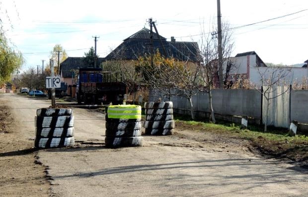 У Берегові люди шинами перекрили вулицю для вантажівок (ФОТО)