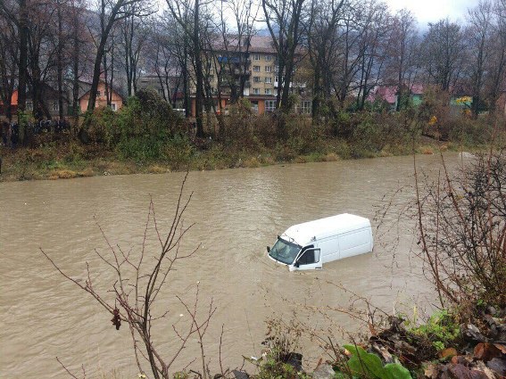 Водій мікроавтобуса, що злетів у Рахові в річку, перебуває в реанімації. Відкрито кримінальне провадження – поліція (ФОТО)