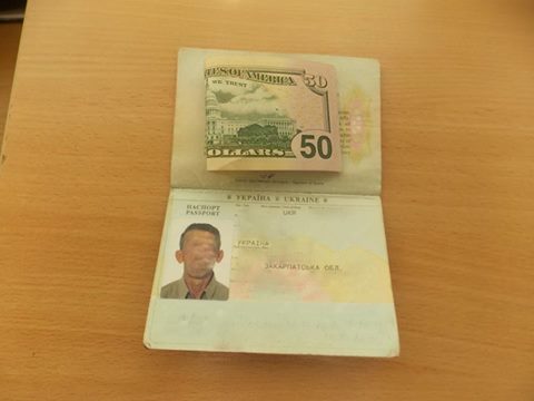 Житель Хуста намагався повернутися в Україну з-за кордону за протермінованим паспортом за 50-доларовий хабар