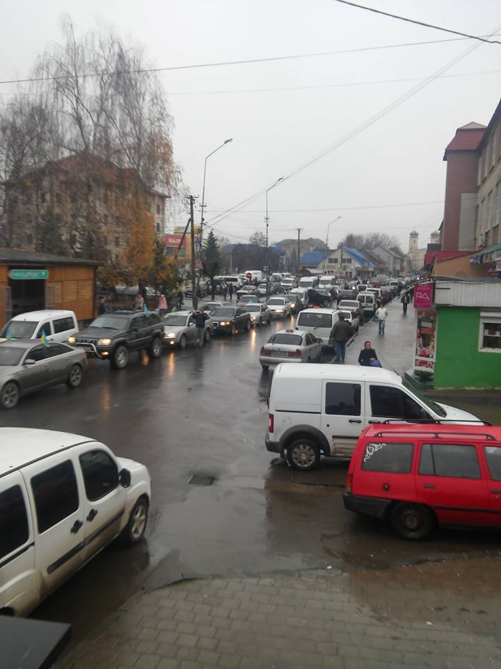 ФОТОФАКТ. Із Тячева до Ужгорода солідарно з "пересічниками" рухається автопробіг авто з іноземною реєстрацією