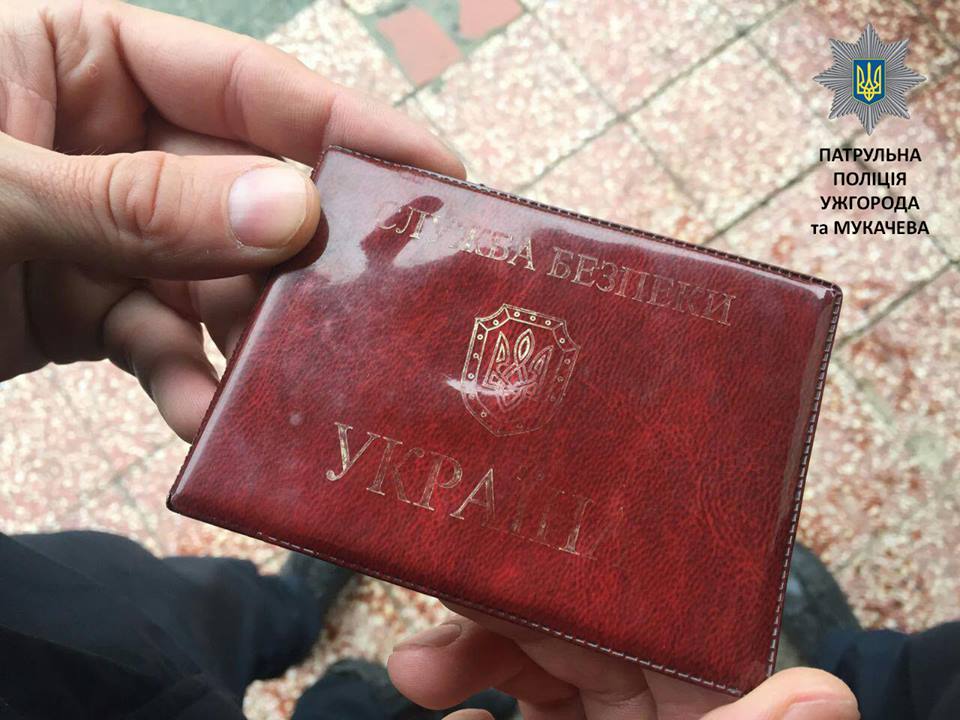 В Ужгороді нетверезий безпорадний чоловік мав при собі підроблене військове посвідчення (ФОТО)