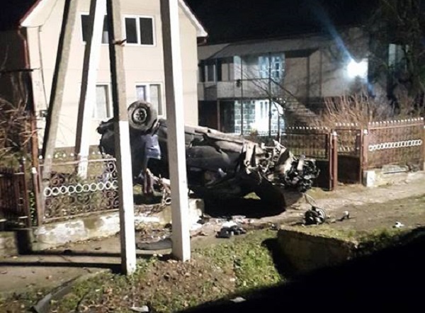 ФОТОФАКТ. У Тийглаші авто на даху влетіло в огорожу, а на КПП "Тиса" "смертельно" врізалося в каміон