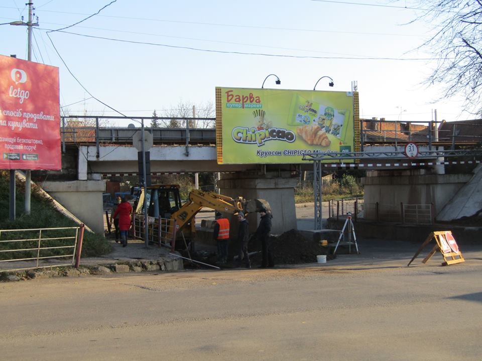 В Ужгороді постійно затоплюване в період дощів перехрестя по вул. Анкудінова облаштовують системою водовідведення (ФОТО) 