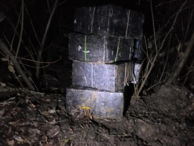 На Закарпатті біля кордону виявили 10 пакунків контрабандних сигарет (ФОТО)