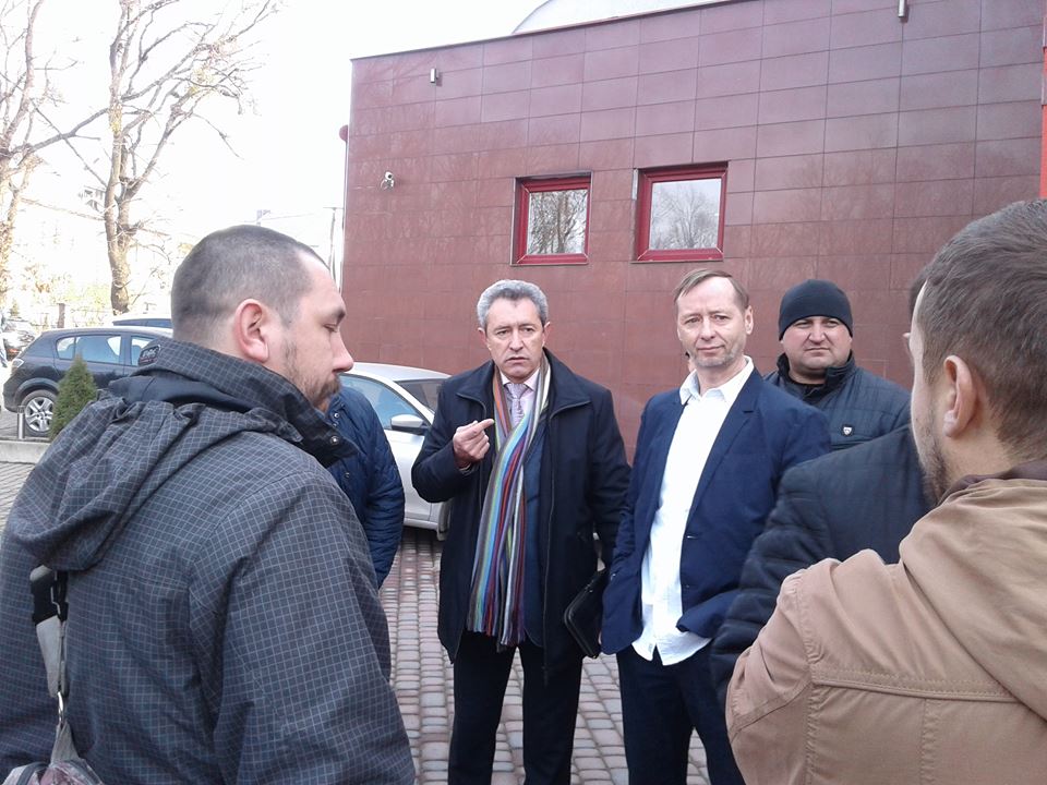 Праві сили зірвали "народно-конституційний" захід із запланованою пропагандою федералізації в Ужгороді (ФОТО, ВІДЕО)