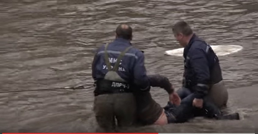 У Рахові мікроавтобус злетів з дороги в Тису, водій - важко травмований (ВІДЕО)