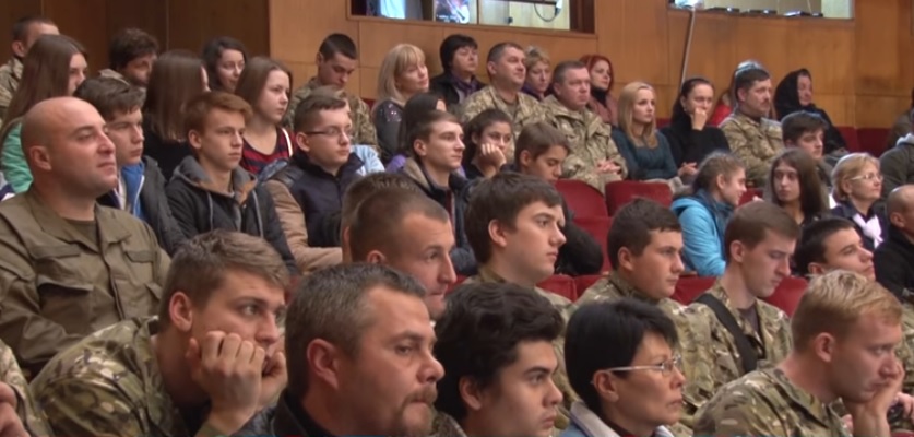 В Ужгороді посмертно нагородили військових, що полягли у війні з Росією на Донбасі (ВІДЕО)