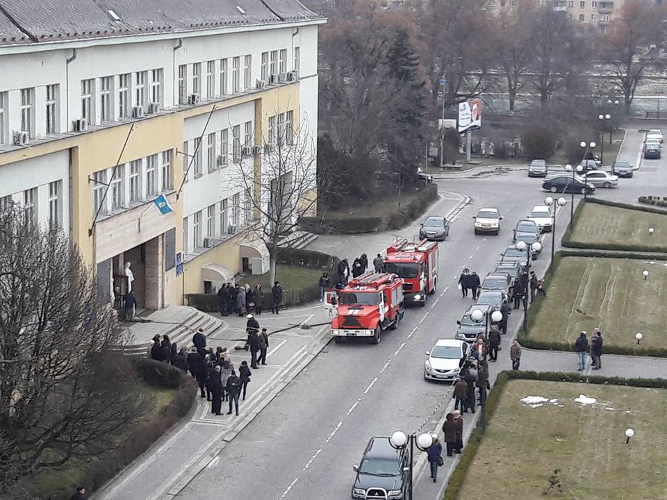 ФОТОФАКТ. В Ужгороді гасять пожежу в обласному Будинку профспілок