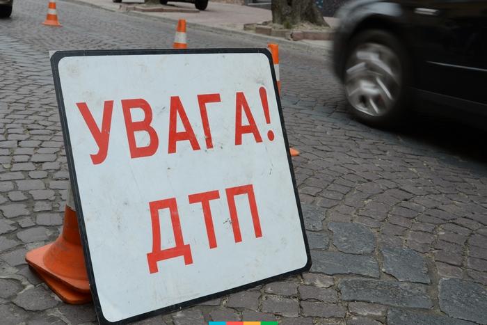 В Ужгороді "Ніссан Мікра" вдарив "Рено Мастер" і втік з місця ДТП