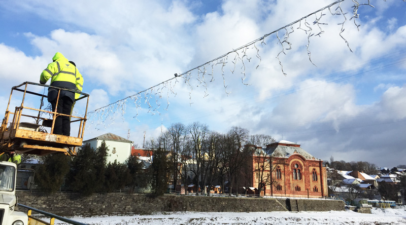 ФОТОФАКТ. В Ужгороді "декомунізували" святкові гірлянди на пішохідному мості