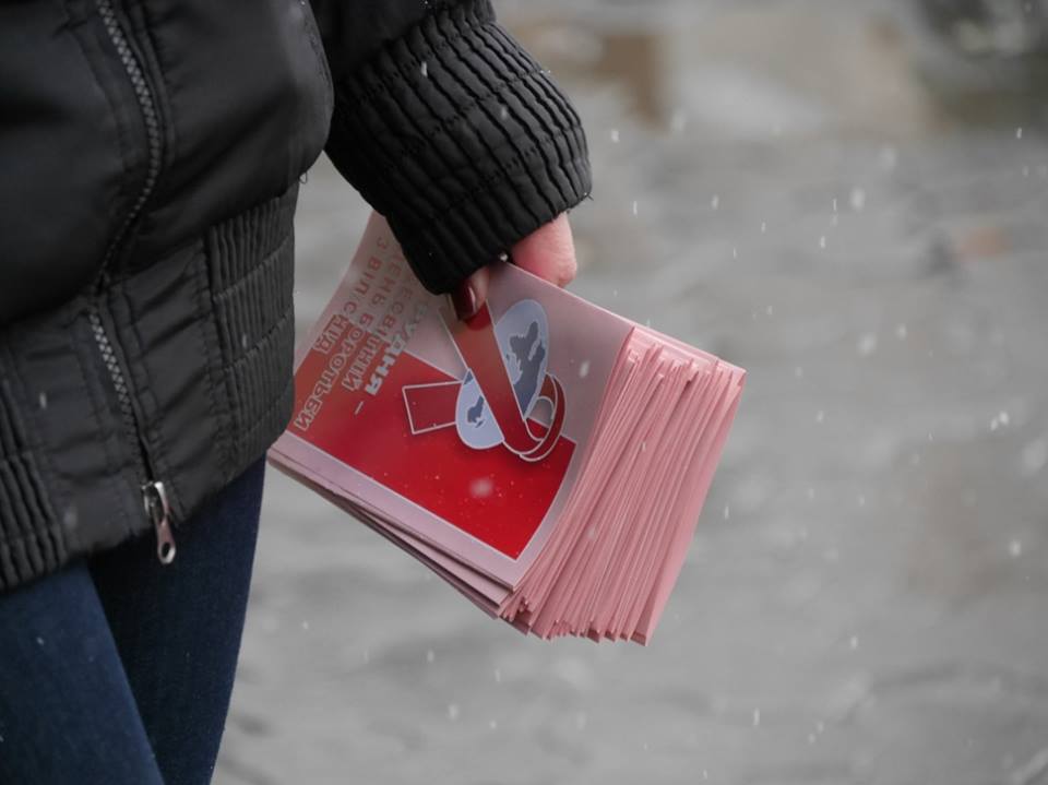 У Всесвітній день боротьби зі СНІДом в Ужгороді роздавали перехожим інформаційні буклети (ФОТО)