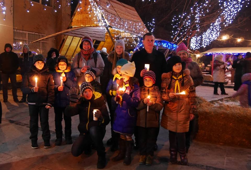 Пластуни передали ужгородцям Вифлеємський вогонь миру (ФОТО)